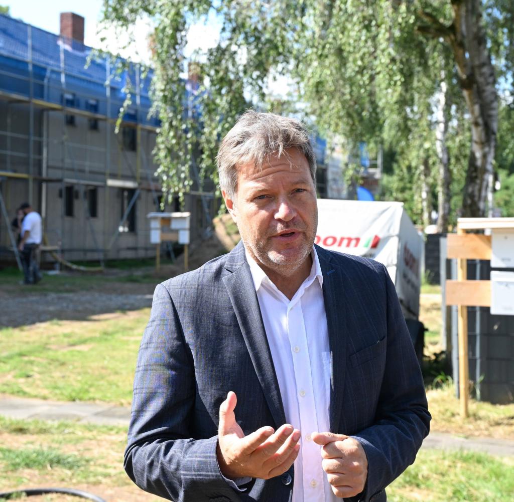 Robert Habeck (Bündnis 90/Die Grünen) visits the construction site in Mönchengladbach.  Here, numerous residential buildings are being renovated in series.  The model is intended to set a precedent nationwide