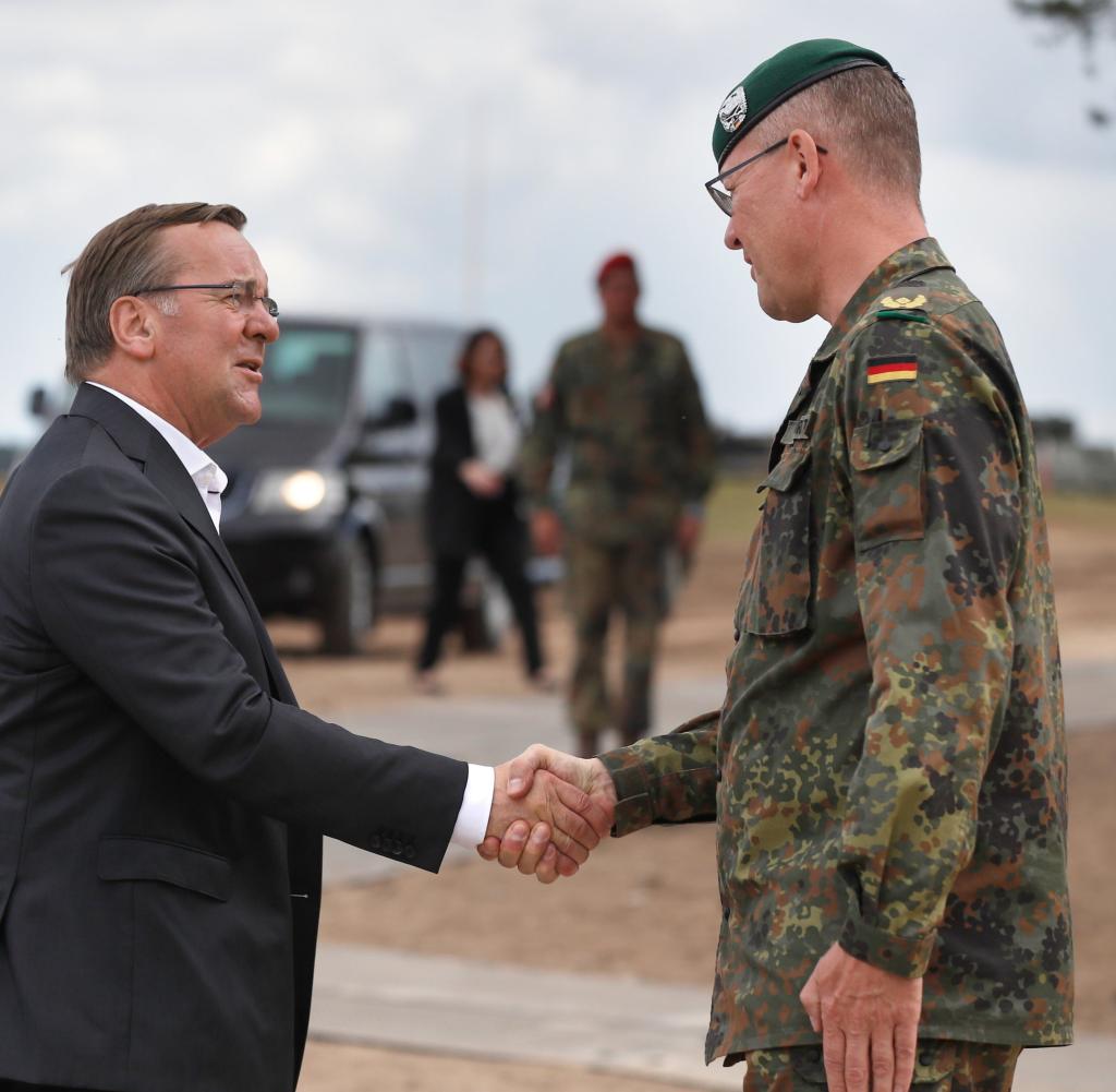 Defense Minister Boris Pistorius (SPD, left) welcomes Christian Nawrat, commander of the German brigade in Lithuania